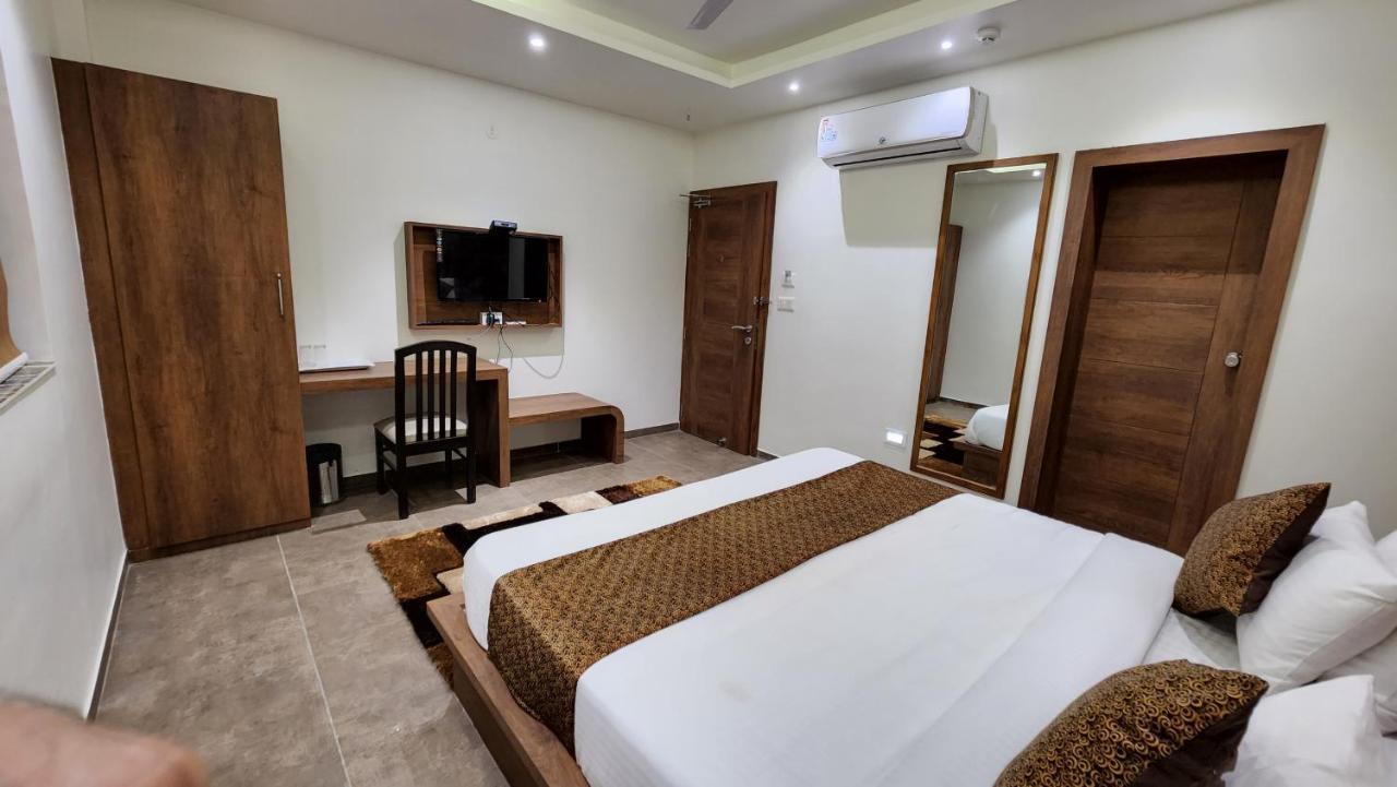 Hotel Nova Pride راجكوت المظهر الخارجي الصورة